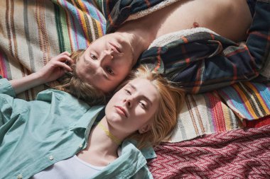 Evde sevgi dolu genç bir çift var.