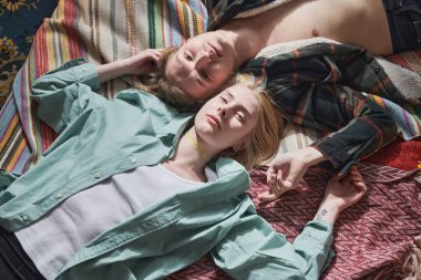 Genç çift yatakta yatıyor.