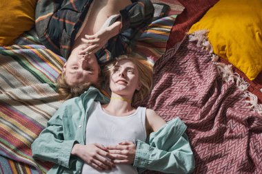 Genç çift dinleniyor.