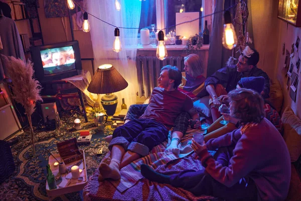Amigos viendo televisión en casa —  Fotos de Stock