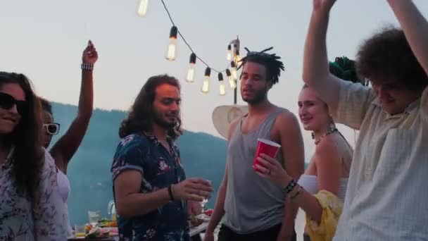 Grupo Jóvenes Hombres Mujeres Multiétnicos Bailando Bajo Guirnalda Muelle Mientras — Vídeos de Stock