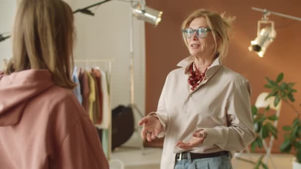 Över Axeln Skott Senior Business Lady Snygg Outfit Har Diskussion — Stockvideo
