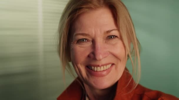 Primer Plano Retrato Hermosa Mujer Mayor Posando Para Cámara Sonriendo — Vídeos de Stock