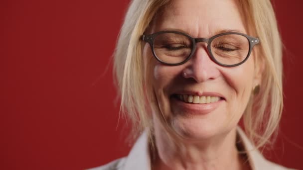 Närbild Porträttbild Vackra Senior Kvinna Med Blont Hår Ler Mot — Stockvideo