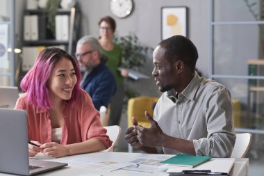 Ofiste çalışan iş ortakları