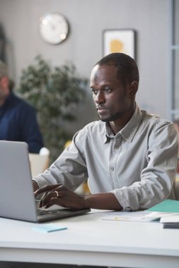 Çevrimiçi çalışan iş adamı