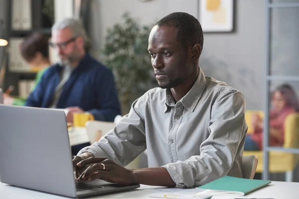 Businessman working on laptop — Stock Photo, Image