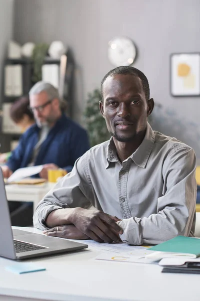 Africano sentado no escritório — Fotografia de Stock