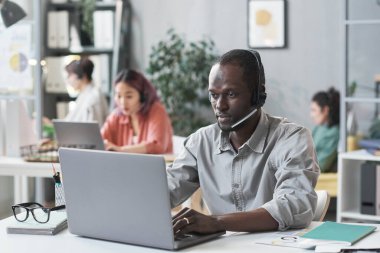 Çağrı merkezinde çalışan genç adam.