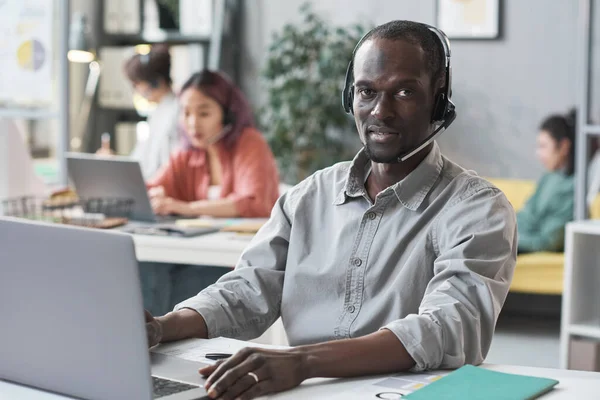 Appelez le travailleur travaillant au bureau — Photo