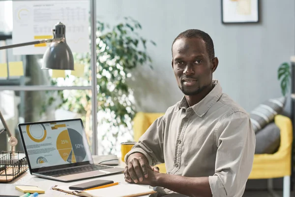 Jeune leader travaillant au bureau — Photo