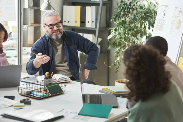 Zakenman in gesprek met collega 's — Stockfoto