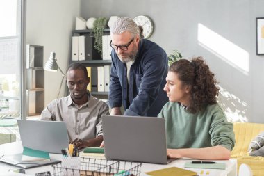 Öğretmen öğrencilerine öğretiyor.