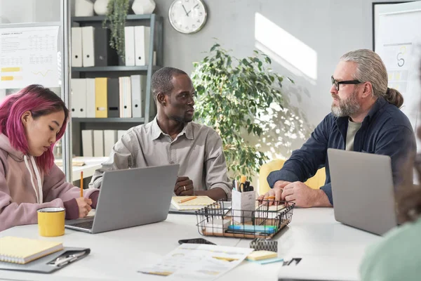 Persone che lavorano in team in ufficio — Foto Stock