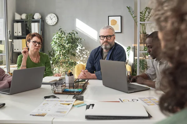 Zakenmensen die in team werken — Stockfoto