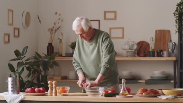 Starszy Kaukaski Mężczyzna Cięcia Ogórek Podczas Gotowania Żywności Kuchni Domu — Wideo stockowe
