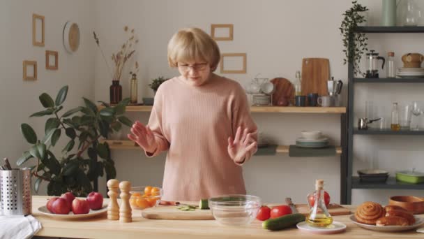 在网上上烹饪课的同时 年长妇女在网上展示新鲜蔬菜 并在镜头前说话 — 图库视频影像