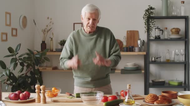 Hombre Mayor Mostrando Verduras Frescas Frutas Mirando Cámara Hablando Mientras — Vídeo de stock