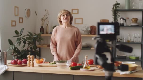 Rack Focus Shot Senior Female Food Vlogger Showing Ingredients Explaying — Αρχείο Βίντεο