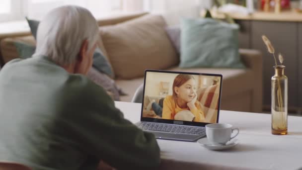 Senior Muž Sedí Obývacím Pokoji Doma Chatuje Roztomilou Vnučkou Přes — Stock video