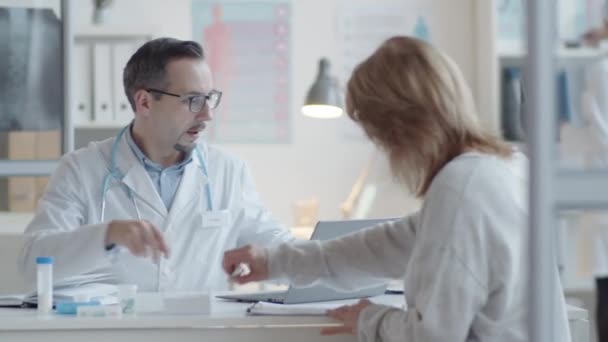 Mannelijke Arts Laboratoriumjas Bril Werken Laptop Het Geven Van Medische — Stockvideo