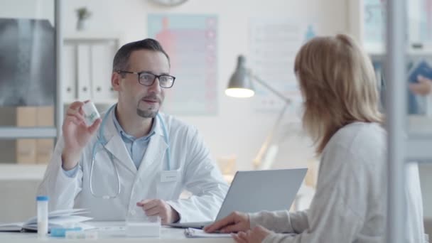 Bělošský Lékař Laboratorním Plášti Brýlích Který Dává Léky Pacientce Vysvětluje — Stock video