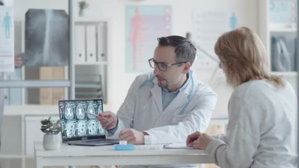 Médico Masculino Profissional Jaleco Com Estetoscópio Sobre Pescoço Apontando Imagem — Vídeo de Stock