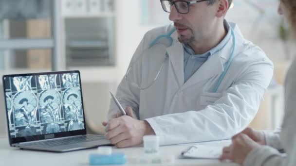 Naklonit Snímek Bělošského Lékaře Zoomujícího Vysvětlujícího Rentgenový Snímek Mozku Obrazovce — Stock video