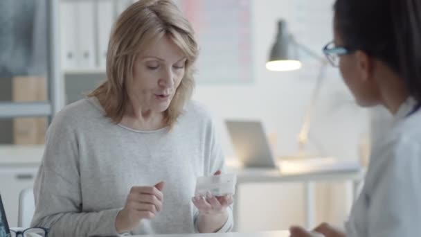 Blanke Vrouw Van Middelbare Leeftijd Die Container Inneemt Met Geneesmiddelen — Stockvideo