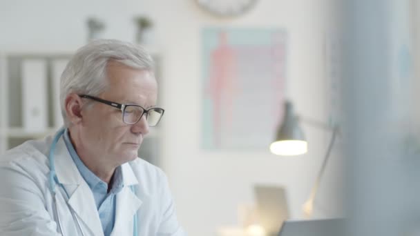 Inclinación Hacia Abajo Tiro Anciano Médico Masculino Bata Laboratorio Gafas — Vídeo de stock