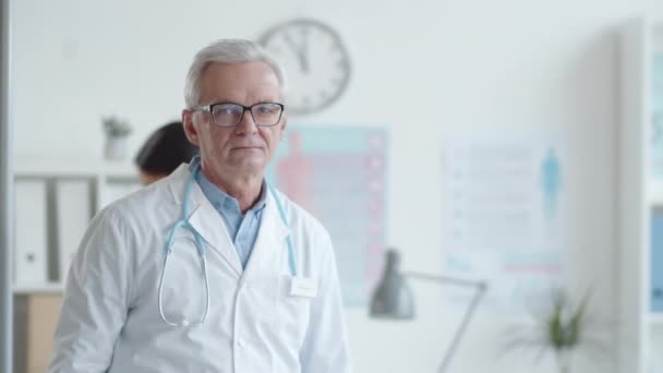 Tracking Shot Médico Senior Masculino Con Bata Laboratorio Gafas Girando — Vídeo de stock