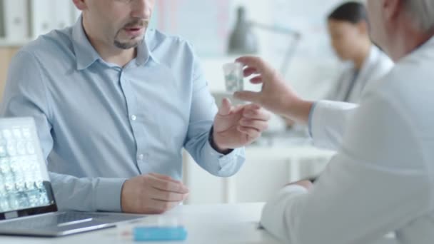 Inclinación Hacia Arriba Del Paciente Masculino Caucásico Que Toma Medicina — Vídeo de stock