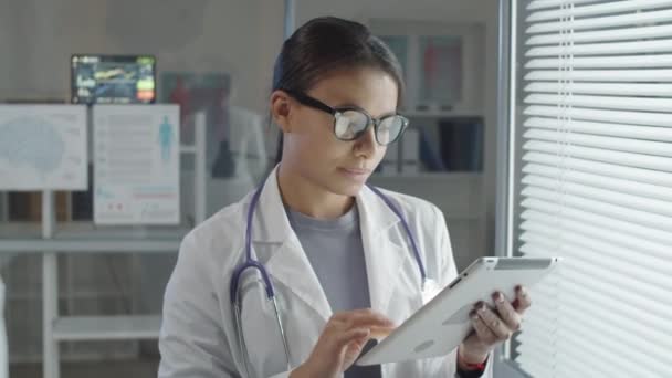 Jovem Mista Correu Médico Feminino Jaleco Lado Janela Com Persianas — Vídeo de Stock