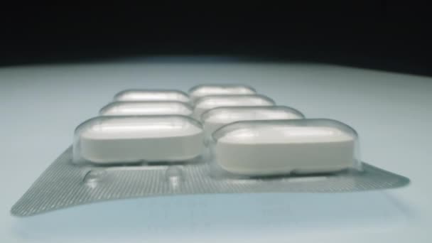 Karanlık Stüdyodaki Beyaz Cam Sehpanın Üzerine Tıbbi Tabletlerle Toplayarak Zum — Stok video