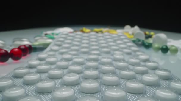Přiblížit Studiový Záběr Blistru Bílými Tabletami Stůl Různými Barevnými Léky — Stock video