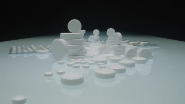 Beyaz Yuvarlak Tabletleri Stüdyodaki Ilaç Haplarının Olduğu Toplayan Paketleri Yakınlaştır — Stok video