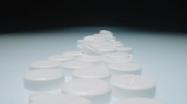 Yığınla beyaz tabletlerden oluşan stüdyoyu büyüt ve yansıtıcı yüzeyi olan bir sırayla masanın üzerine koy.