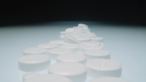 Yığınla Beyaz Tabletlerden Oluşan Stüdyoyu Büyüt Yansıtıcı Yüzeyi Olan Bir — Stok video