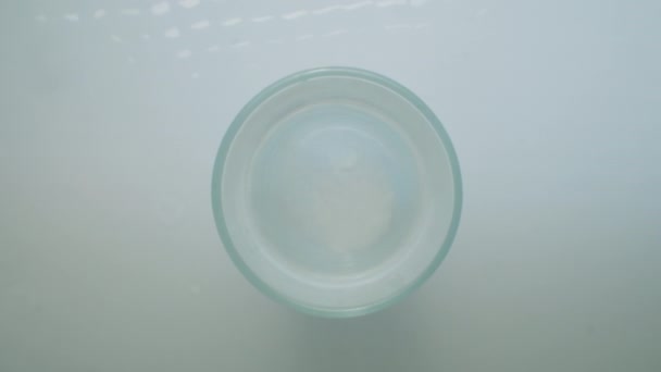 Zoom Bovenaanzicht Shot Van Hand Gooien Bruisende Tablet Glas Water — Stockvideo