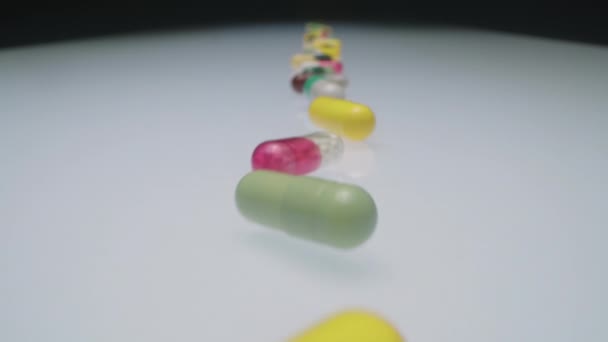 Nagyítás Lövés Színes Gyógyszer Tabletták Kapszulák Egy Vonal Elrendezése Fehér — Stock videók
