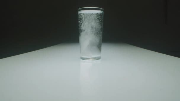 Zoom Avant Tablette Blanche Effervescente Tombant Dans Verre Eau Dissolvant — Video