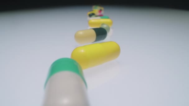 Macro Shot Pilules Capsules Pharmaceutiques Disposées Ligne Sur Une Table — Video