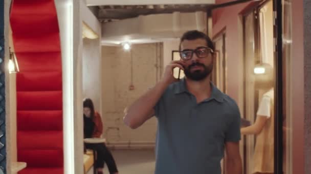 Pas Záběr Mladého Vousatého Muže Brýlích Ležérní Oblečení Procházející Chodbou — Stock video