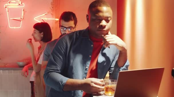 Jeunes Personnes Multiethniques Travaillant Dans Bureau Coworking Loft Homme Noir — Video