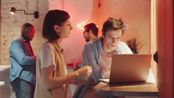 Ung Kaukasisk Kvinna Äta Mellanmål Och Diskutera Projekt Laptop Med — Stockvideo