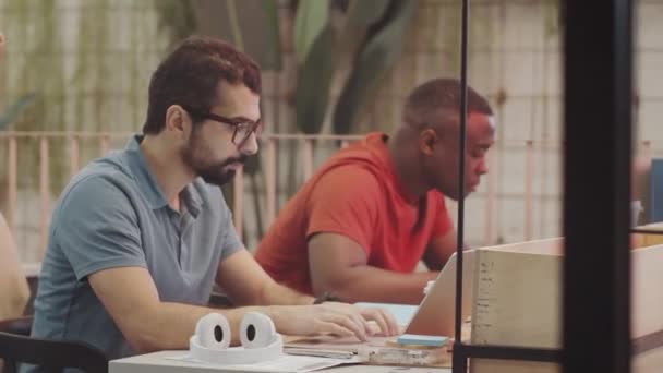 Joven Barbudo Hombre Oriente Medio Gafas Escribiendo Portátil Escritorio Espacio — Vídeos de Stock