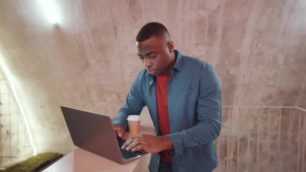 Pasie Górę Ujęcie Młodego Afrykańczyka Pracującego Laptopie Pijącego Kawę Jednorazowego — Wideo stockowe
