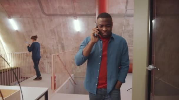 Jeune Homme Afro Américain Passant Par Espace Coworking Moderne Saluant — Video