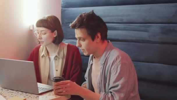 Jeune Homme Caucasien Apportant Café Une Collègue Tout Travaillant Ensemble — Video
