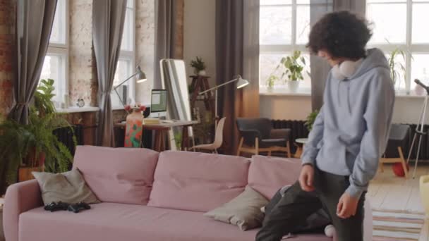 Teenager Mit Gemischter Rasse Gehen Ins Wohnzimmer Werfen Rucksack Auf — Stockvideo